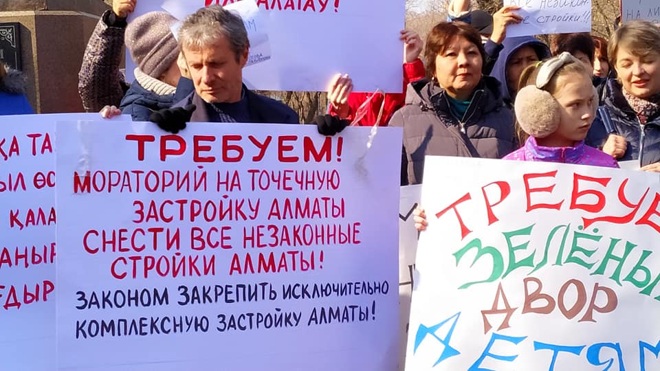 В Алматы сносят незаконно построенные здания, но точечная застройка продолжается